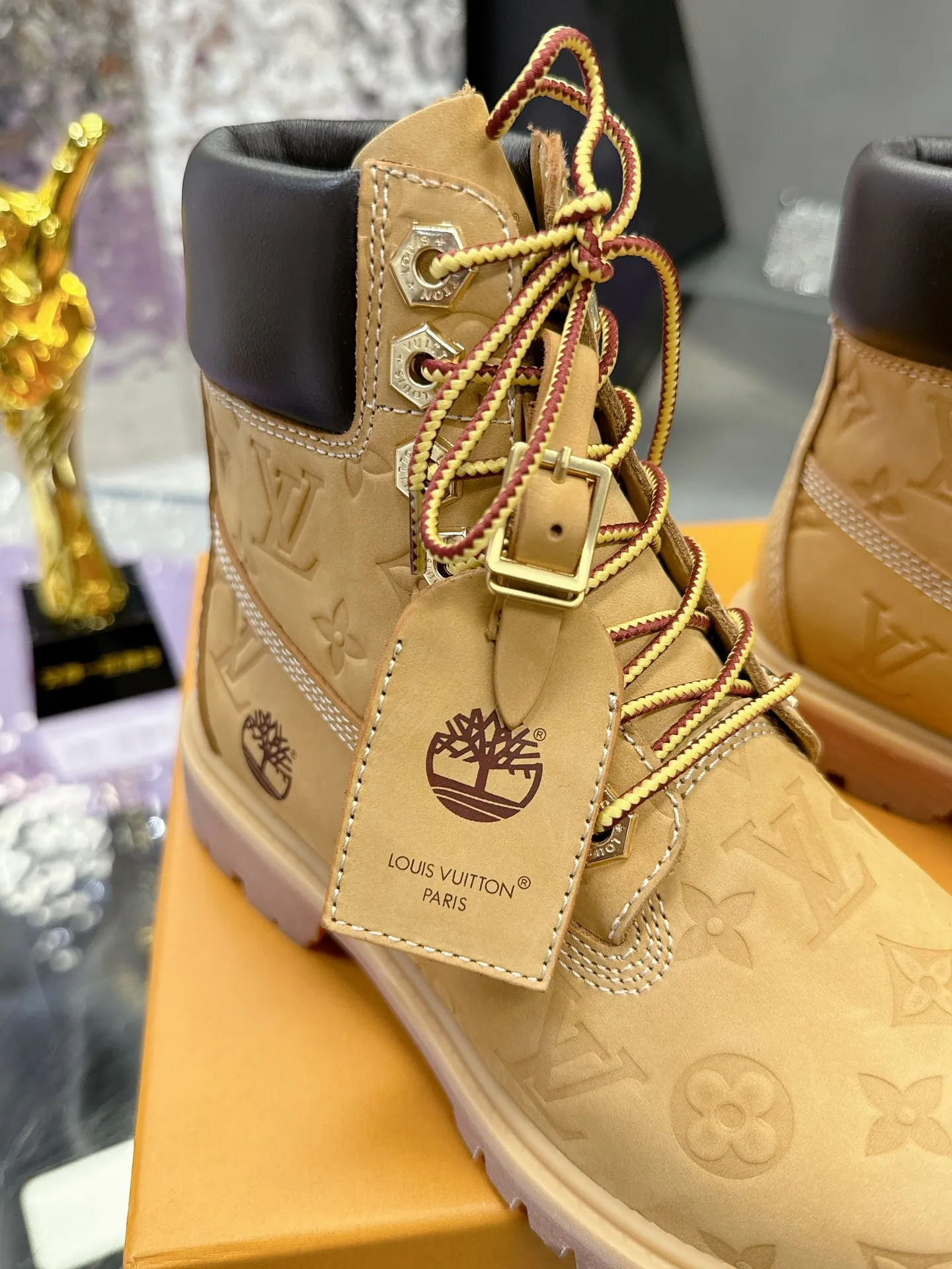 Factory price: 760💰 (Couple model) LV x Timberland Timberland joint model Presbyopia Rhubarb boots Ankle boots Short boots LV x Timberland ankle boots are made of Monogram embossed waterproof nubuck cow leather, relying on the brand's exquisite craftsmanship to carefully reshape the classic Timberland 6-inch boot shape in Italy, making an eye-catching appearance with American workwear style Men's men's shoes 💰Monogram created by harrell Williams The embossed tongue, original Timberland laces and outsole are exquisite details, and the leather label expresses the cooperation logo. Exquisite packaging at the delivery counter🛍📦 ▪️Material: Original custom imported first-layer cowhide ▪️Inner lining: Original custom leather lining ▪️Outsole: Original open-molded anti-slip rubber material ▪️Sole thickness: 3.5CM ▪️Size: Women's 35-40 ▪️Size: Men's size 39-44, customized 45, 46